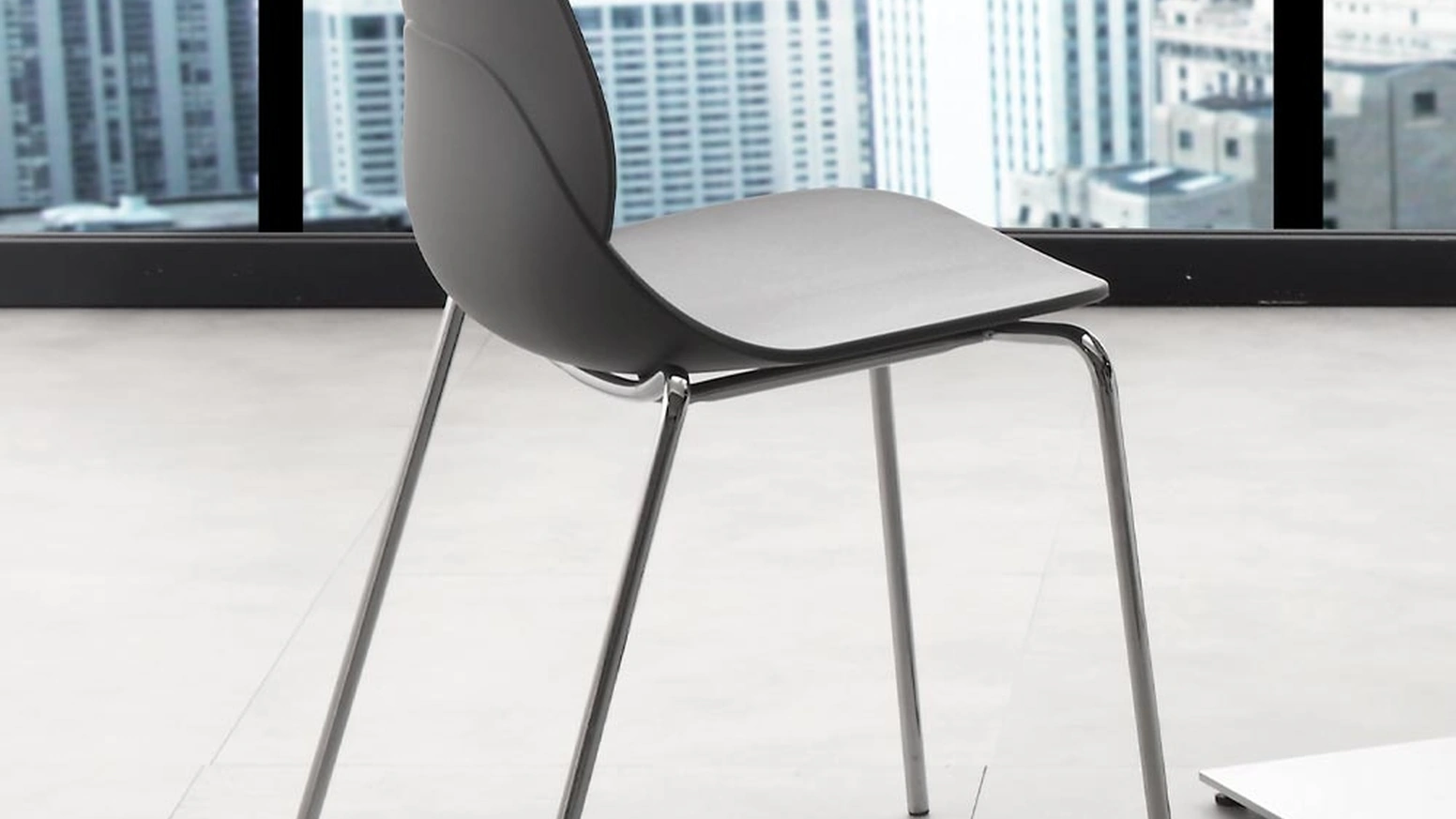 Sedia impilabile Shell Metal in polipropilene e metallo cromato di La Seggiola