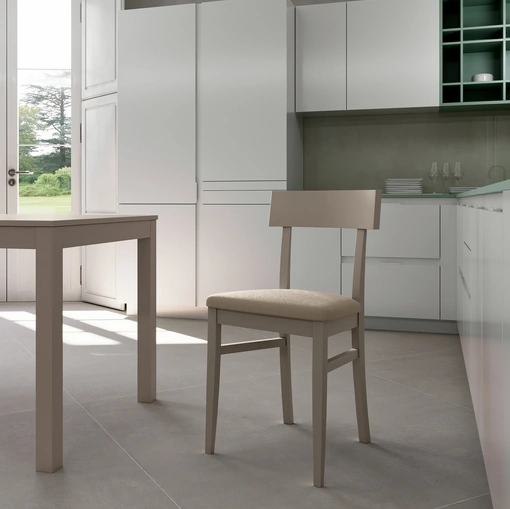 Sedia con struttura in legno di faggio laccato con seduta in ecopelle imbottita Monaco di Stones