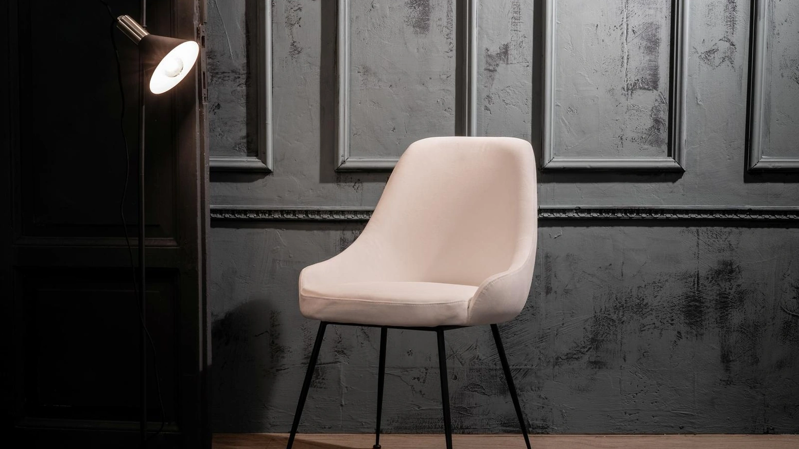 Sedia Nandy rivestita in microfibra imbottita con gambe in metallo di Stones