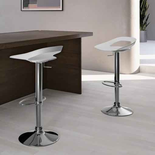 Sgabello Glen con seduta in polipropilene e base in metallo cromato di Stones