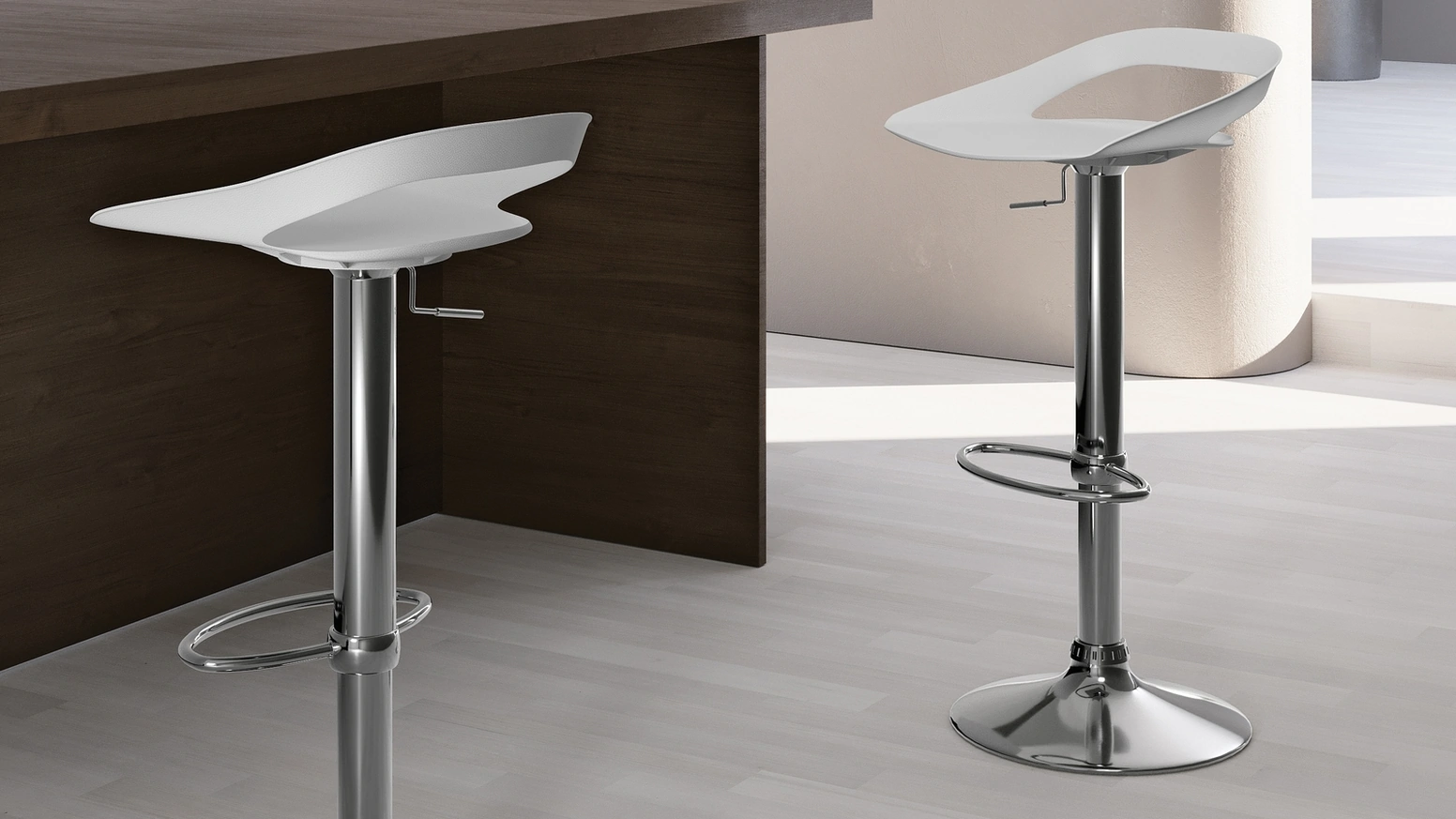 Sgabello Glen con seduta in polipropilene e base in metallo cromato di Stones