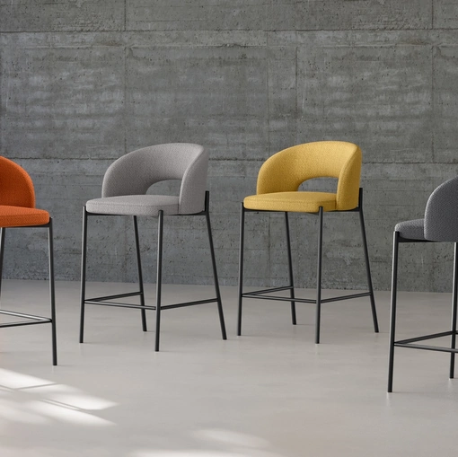 Sgabello Greta rivestito in tessuto imbottito in vari colori con gambe in metallo di Stones