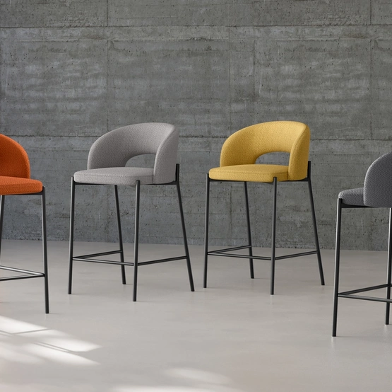 Sgabello Greta rivestito in tessuto imbottito in vari colori con gambe in metallo di Stones