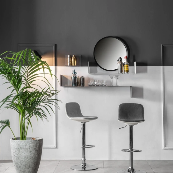 Sgabello in tessuto con struttura in metallo cromato ad altezza regolabile Jimmy di Stones