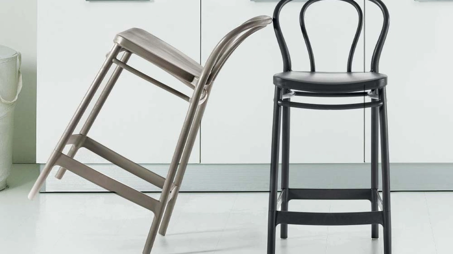 Sgabello Vienna 2|0 Stool in polipropilene color sabbia e antracite di La Seggiola