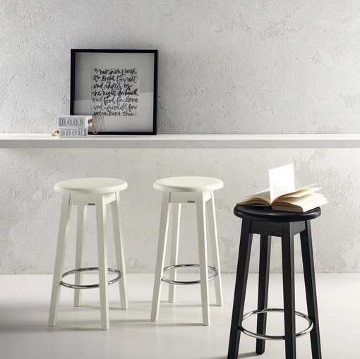 Sgabello Weimar in massello di frassino verniciato di Scavolini