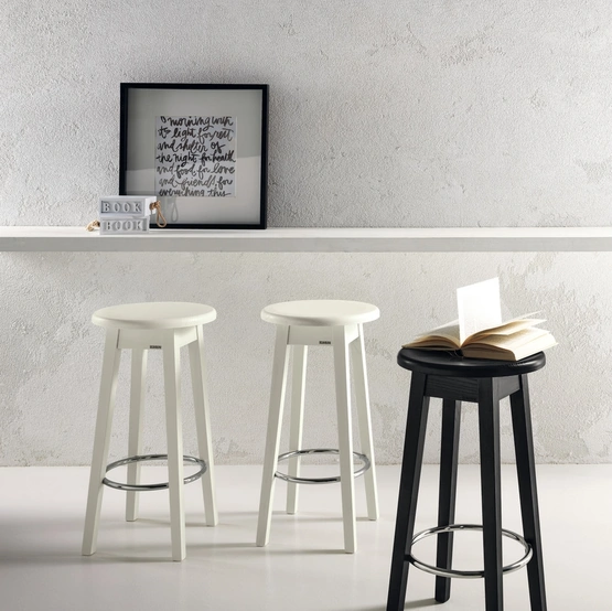 Sgabello Weimar in massello di frassino verniciato di Scavolini