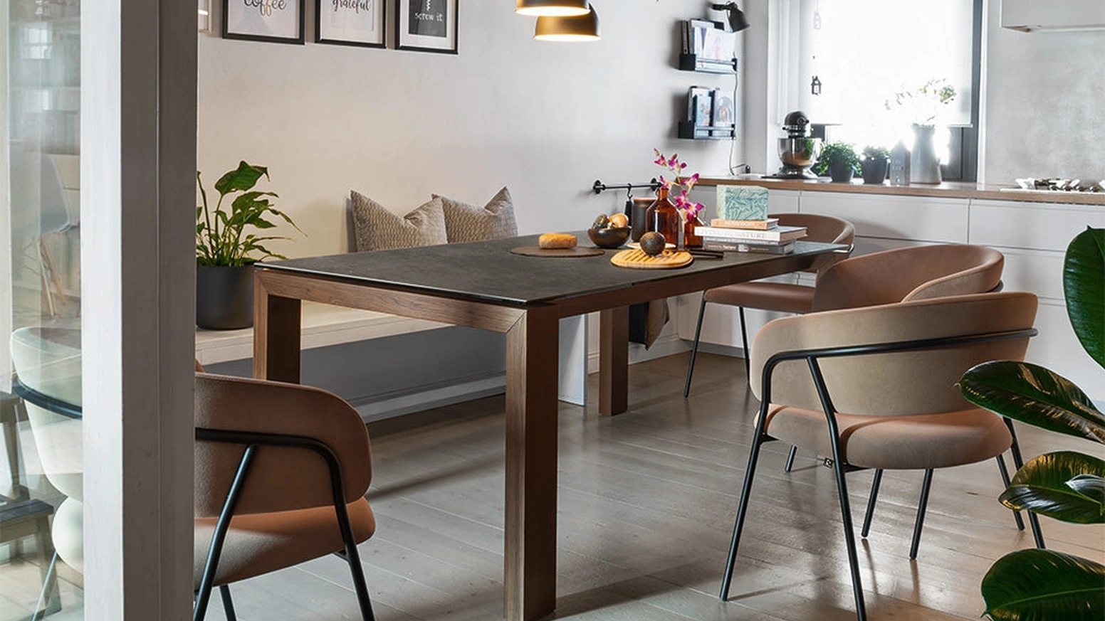 Tavolo allungabile Sigma con top in ceramica e gambe in legno di Connubia