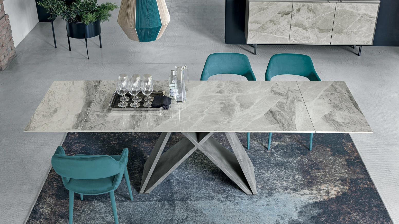 Tavolo allungabile Delta in gres porcellanato effetto marmo con basamento in laminato effetto metallo di Target Point