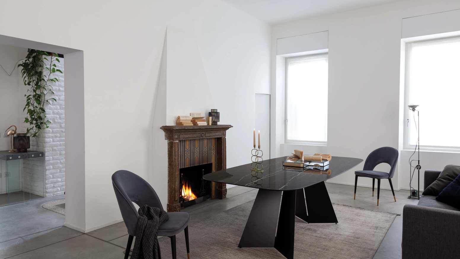 Tavolo Empire Plus in gres porcellanato lucido e base in acciaio verniciato nero di La Seggiola