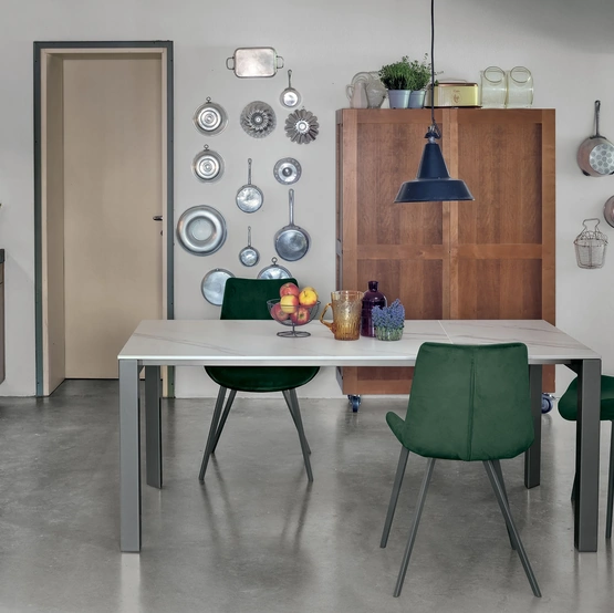 Tavolo allungabile Enea con top in gres porcellanato e gambe in metallo verniciato di Target Point