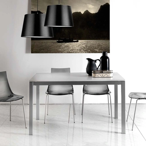 Tavolo Majestic Fisso in cristallo extrawhite con struttura in metallo verniciato di La Seggiola