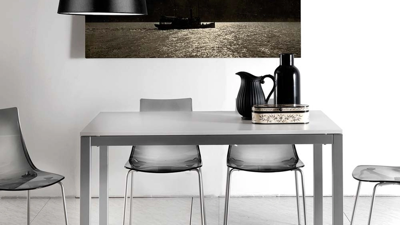 Tavolo Majestic Fisso in cristallo extrawhite con struttura in metallo verniciato di La Seggiola