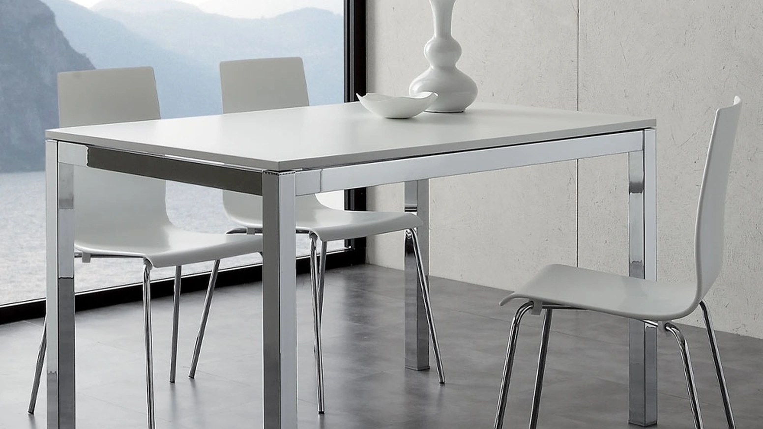Tavolo Majestic in nobilitato bianco con struttura in metallo verniciato di La Seggiola