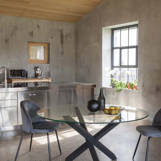 Tavolo rotondo Lapis in vetro temperato trasparente con base in legno massello di Faggio tinto grafite di La Seggiola