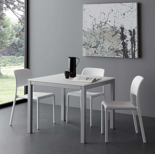 Tavolo allungabile Majestic Quadro in nobilitato bianco con struttura in metallo verniciato alluminio di La Seggiola