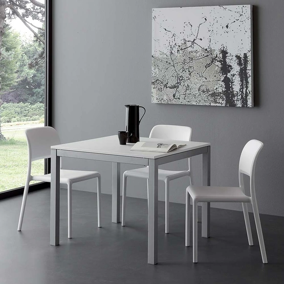 Tavolo allungabile Majestic Quadro in nobilitato bianco con struttura in metallo verniciato alluminio di La Seggiola