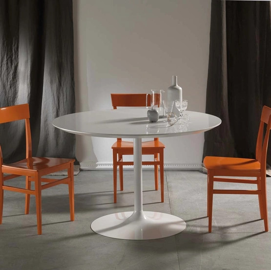 Tavolo rotondo Max in laminato bianco lucido con bordo svasato e struttura in metallo verniciato bianco di La Seggiola
