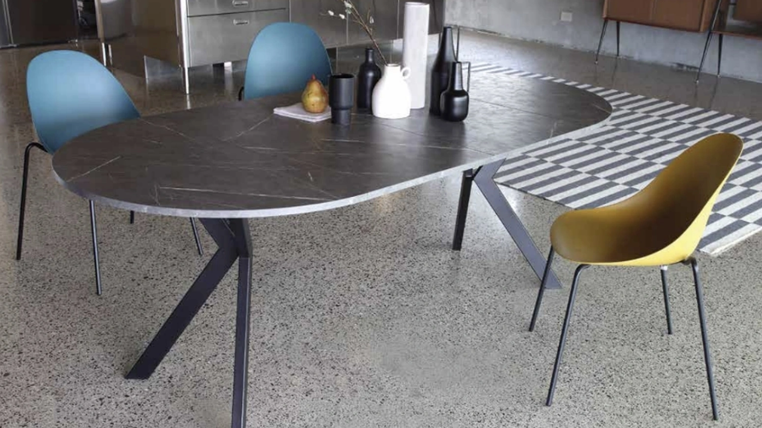 Tavolo rotondo allungabile Micro Round in nobilitato pietra grey con base in metallo verniciato nero di La Seggiola