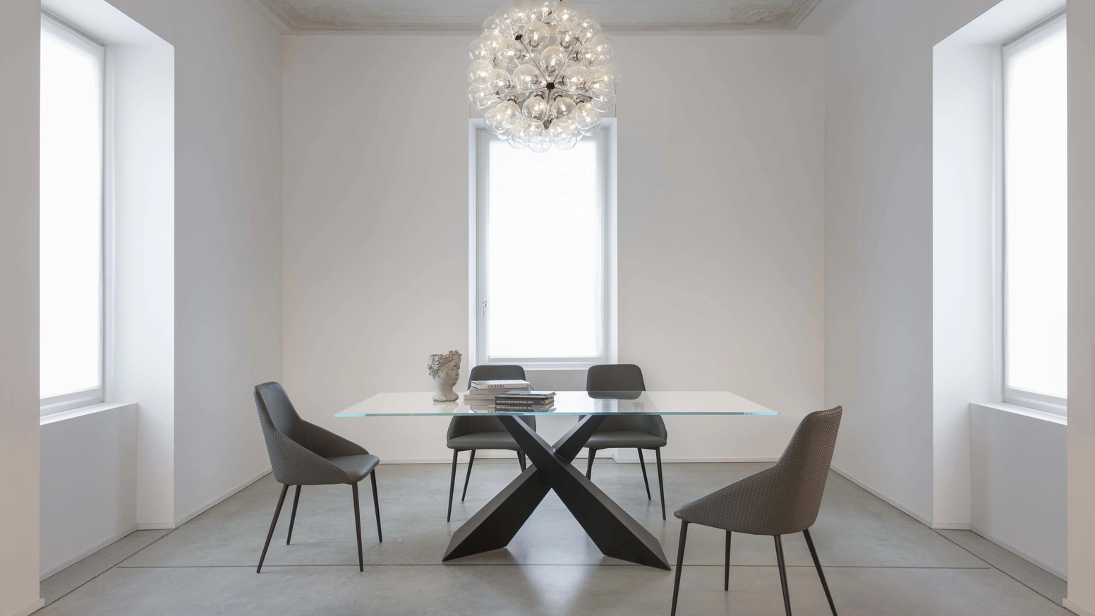 Tavolo Osaka con top in vetro temperato e struttura in acciaio verniciato nero di La Seggiola