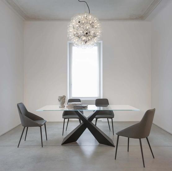 Tavolo Osaka con top in vetro temperato e struttura in acciaio verniciato nero di La Seggiola