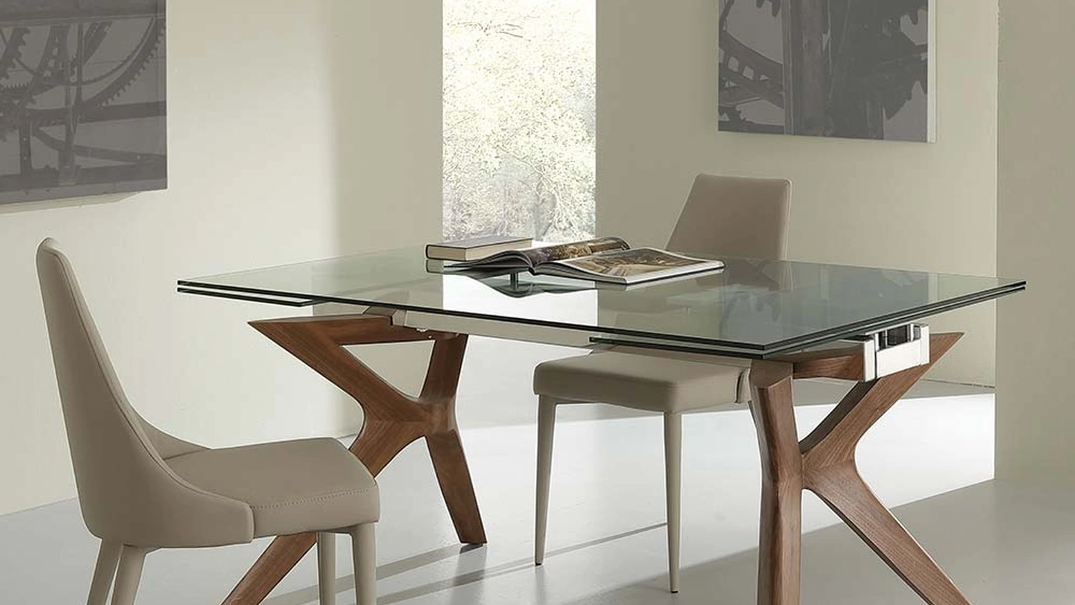 Tavolo allungabile Palladio in vetro temperato con gambe in massello tinto noce americano di La Seggiola