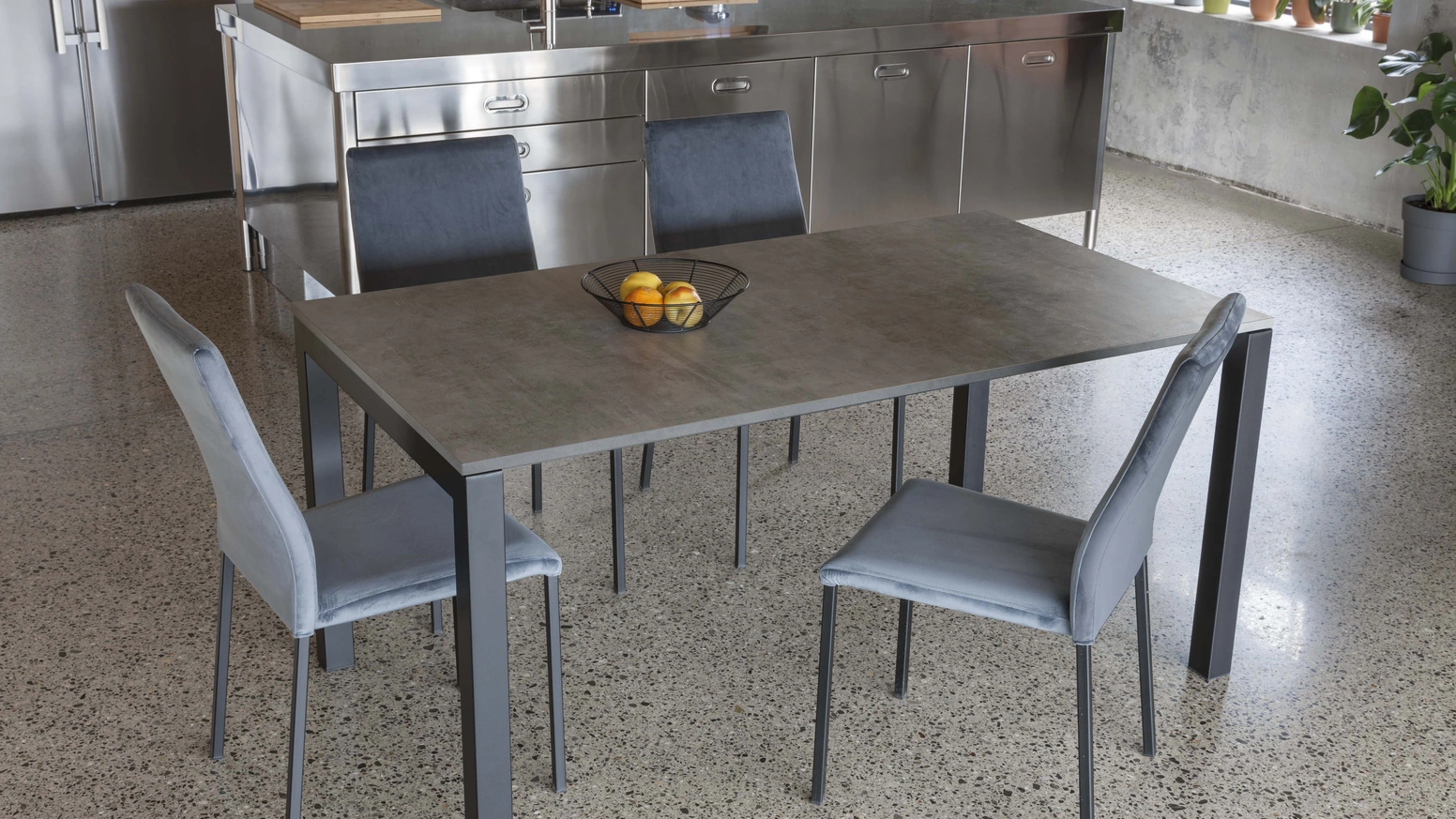 Tavolo allungabile Performance in laminato con gambe in metallo verniciato nero di La Seggiola