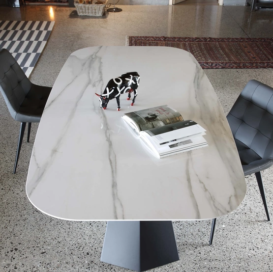 Tavolo Ragnar Ellittico con top in gres porcellanato calacatta oro lucido e base in acciaio verniciato nero di La Seggiola