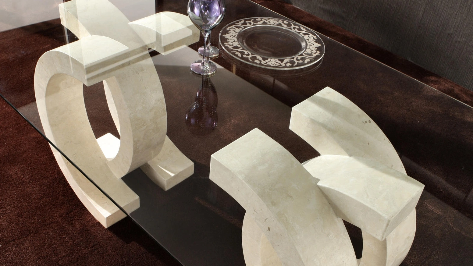 Tavolo con base scultorea Olimpia di Stones