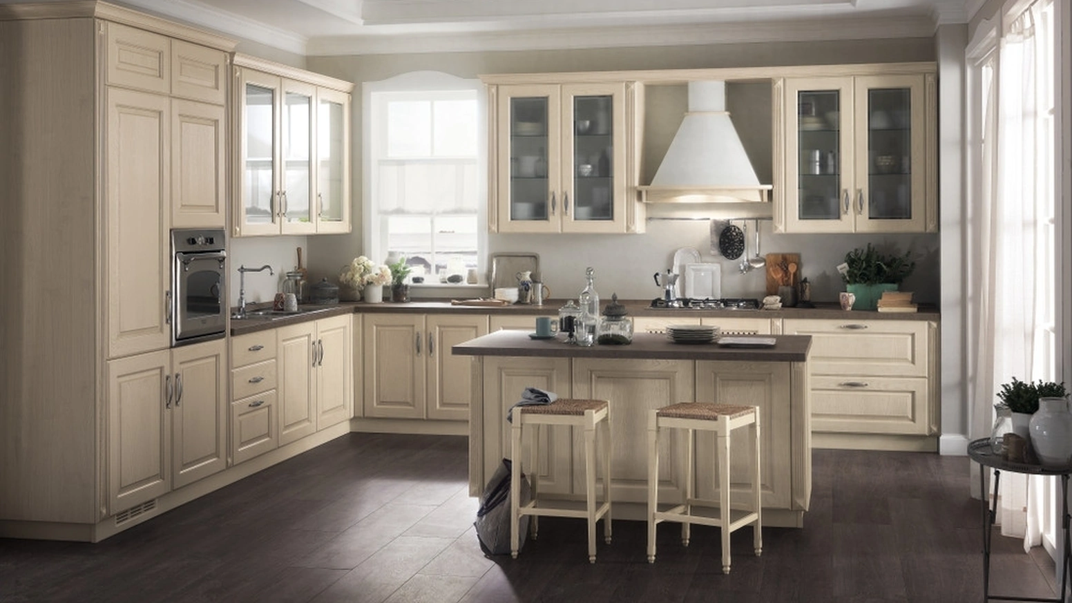 Cucina Classica con isola Madeleine 07 in frassino Burro di Scavolini