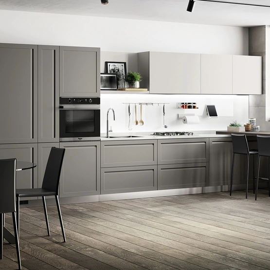 Cucina Moderna Carattere 17 in laccato Grigio Chiaro e Grigio Titanio di Scavolini