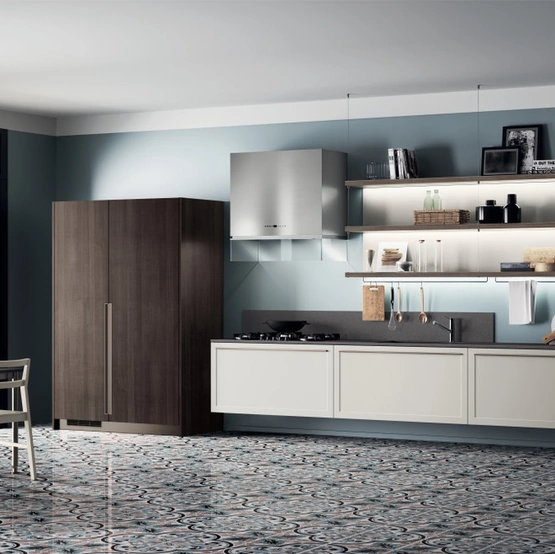 Cucina Moderna sospesa Carattere 16 in laccato Grigio con armadio in Noce Saxony di Scavolini