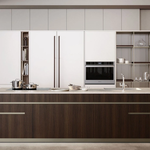 Cucina Moderna con isola Iconica 08 in Rovere Scuro Canneté e Bianco Perla di Veneta Cucine