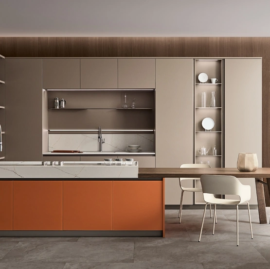 Cucina Moderna con penisola Lounge 07 in Vetro laccato Arancio e laccato opaco Camoscio di Veneta Cucine