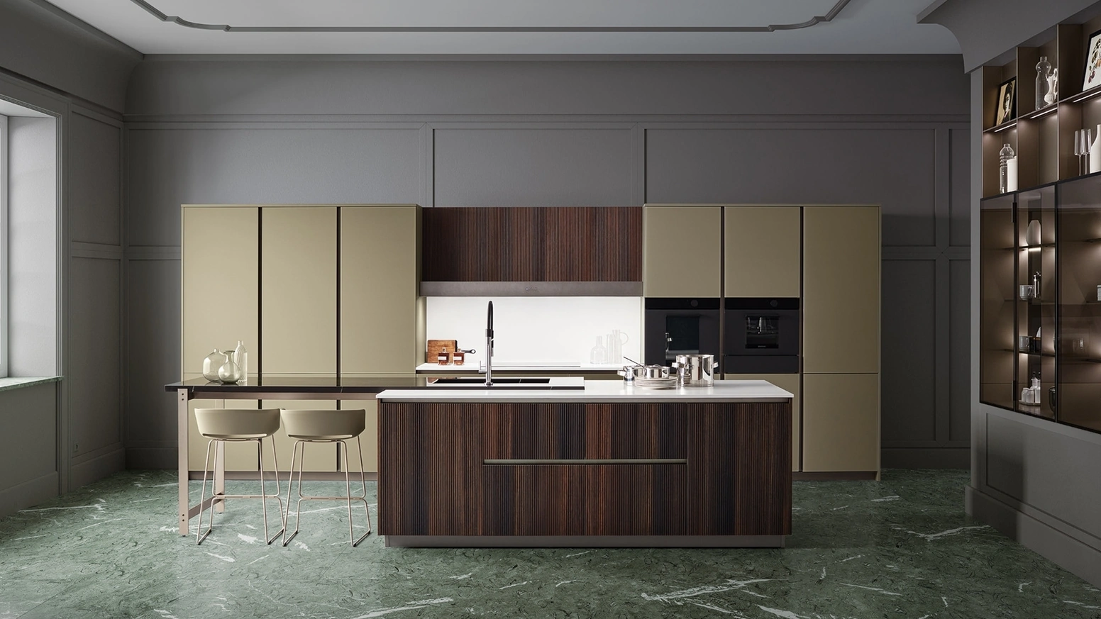 Cucina Moderna con isola Lounge 08 in Vetro laccato opaco Verde e Canneté Rovere Scuro di Veneta Cucine