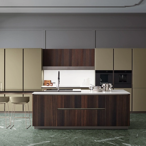 Cucina Moderna con isola Lounge 08 in Vetro laccato opaco Verde e Canneté Rovere Scuro di Veneta Cucine