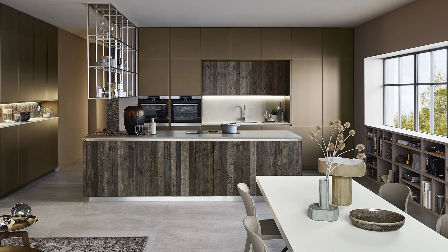 Cucina Moderna Lounge 09 in laccato metallo liquido Bronzo con isola in Abete ossidato di Veneta Cucine