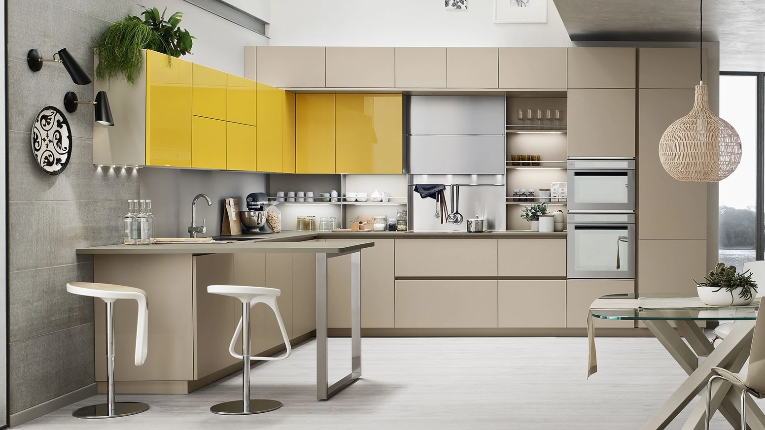 Cucina Moderna con penisola Lounge 14 in laccato Beige Ecru e Giallo Girasole di Veneta Cucine