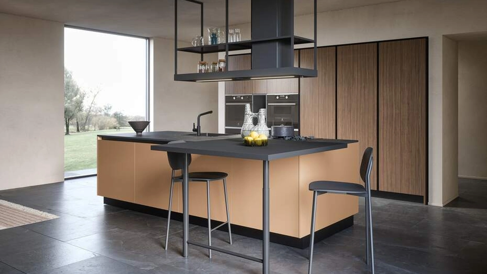 Cucina Moderna con isola laccata color pesca Luce Composizione 03 di Prima Cucine