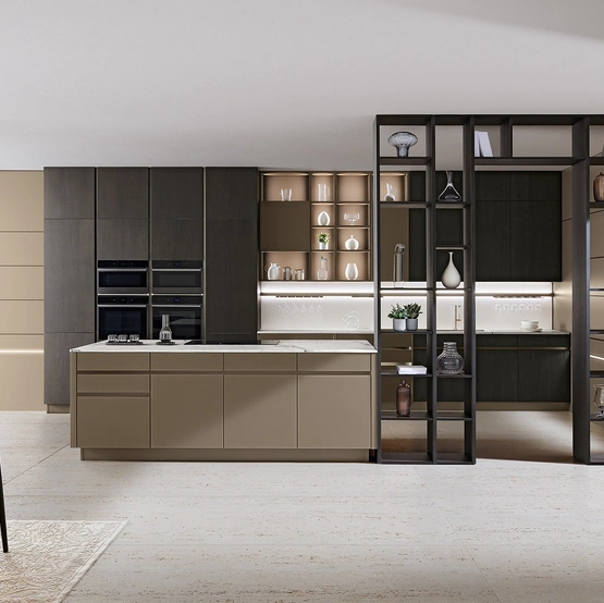 Cucina Moderna con isola Iconica 06 in Vetro Cappuccino liscio e cannettato, basi colonne e pensili in Frassino scuro di Veneta Cucine