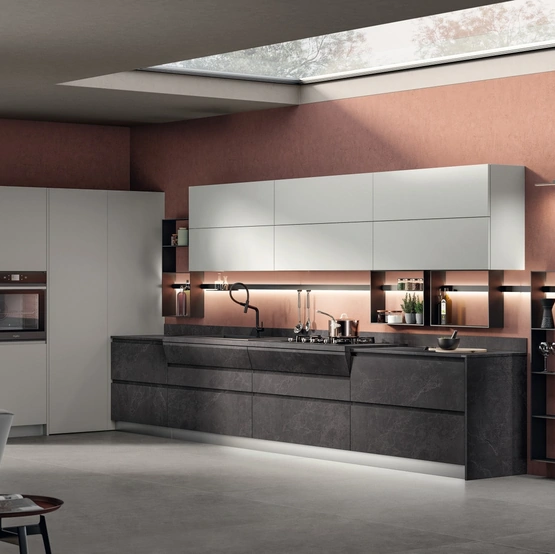 Cucina Moderna Motus 04 in decorativo Pietra Abyss e laccato Grigio Airone di Scavolini