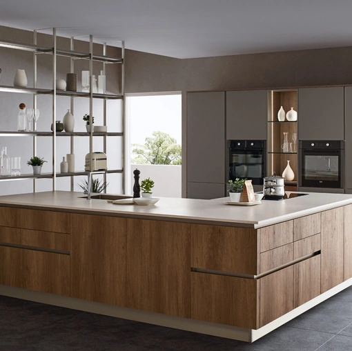 Cucina Moderna Oyster 05 con isola in finitura Leccio Cognac di Veneta Cucine