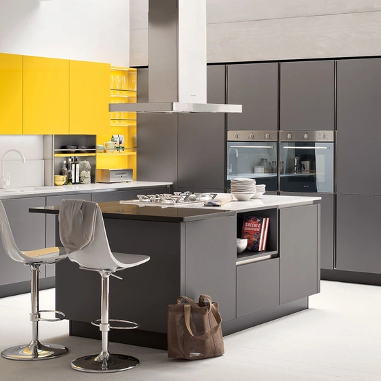 Cucina Moderna con isola Oyster 06 in laccato opaco Grigio e laccato lucido Giallo di Veneta Cucine
