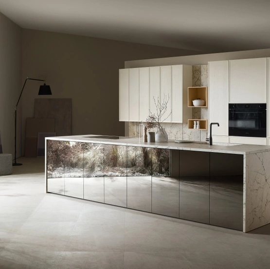 Cucina Moderna con isola Poetica 08 in Frassino e Vetro di Scavolini