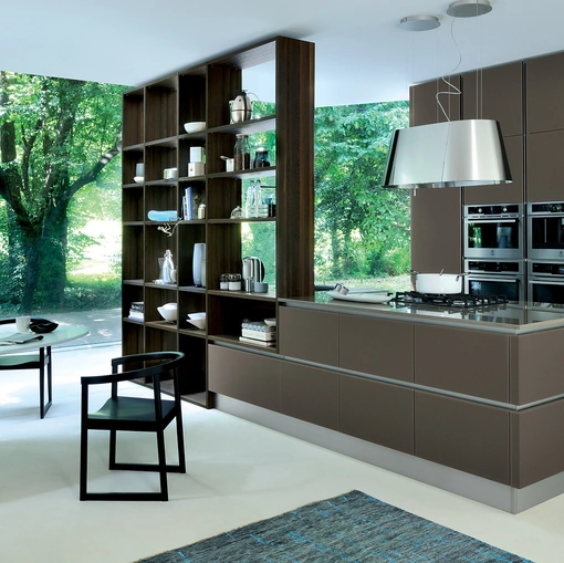 Cucina Moderna con isola Ri-flex 06 in vetro laccato Marrone Oliva di Veneta Cucine