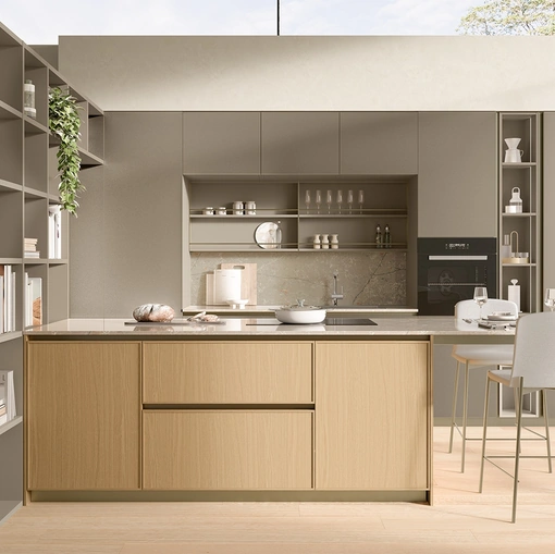 Cucina Moderna con penisola Sakura 06 in vetro opaco Alabastro e Rovere di Veneta Cucine