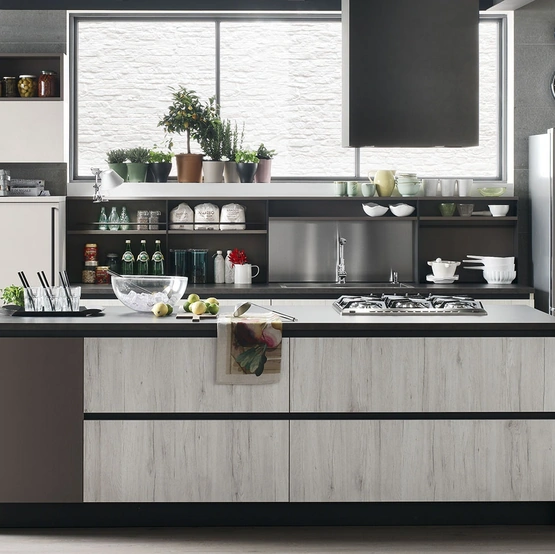 Cucina Moderna Start-Time J 10 con isola in Play Rovere chiaro, Smart Antracite e Colorboard Graffiato chiaro di Veneta Cucine