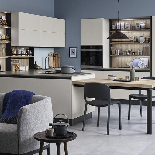 Cucina Moderna Start-Time Presa 07 con penisola in finitura Graffiato chiaro e Play Rovere medio di Veneta Cucine