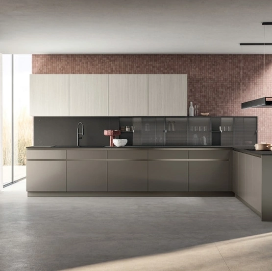 Cucina su misura Lumina 01 in laminato Urban Steel e decorativo Oriental Light di Scavolini
