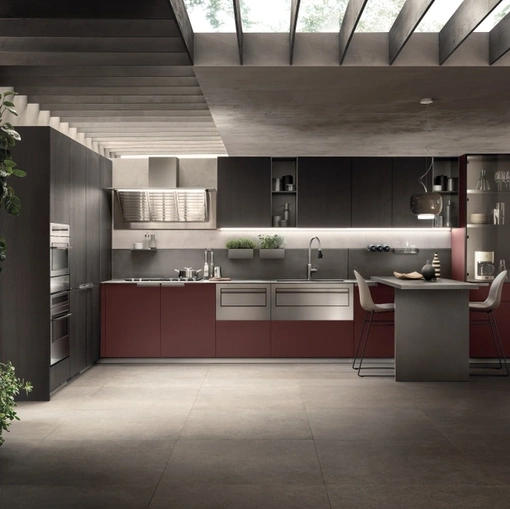 Cucina su misura angolare con penisola Mia 06 Rosso Jaipur e Rovere Carbone di Scavolini